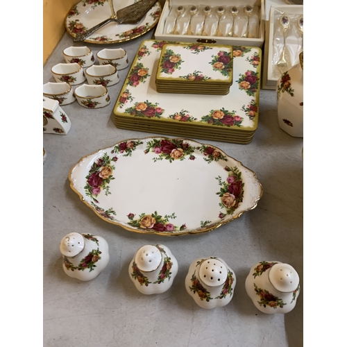 34 - A LARGE COLLECTION (OVER 100 PIECES) OF ROYAL ALBERT OLD COUNTRY ROSES TO INCLUDE TWO BOXED SETS OF ... 
