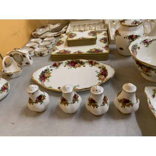 34 - A LARGE COLLECTION (OVER 100 PIECES) OF ROYAL ALBERT OLD COUNTRY ROSES TO INCLUDE TWO BOXED SETS OF ... 