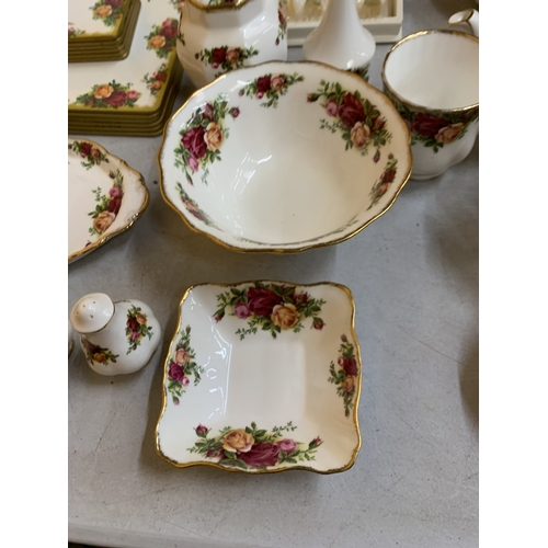 34 - A LARGE COLLECTION (OVER 100 PIECES) OF ROYAL ALBERT OLD COUNTRY ROSES TO INCLUDE TWO BOXED SETS OF ... 