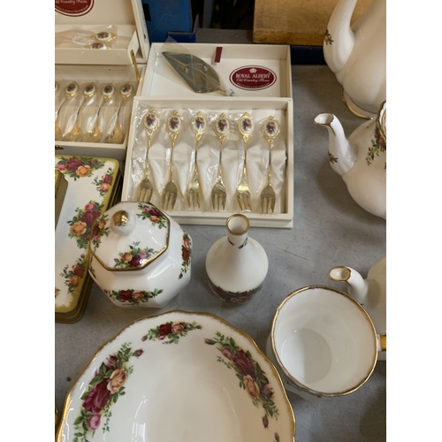 34 - A LARGE COLLECTION (OVER 100 PIECES) OF ROYAL ALBERT OLD COUNTRY ROSES TO INCLUDE TWO BOXED SETS OF ... 
