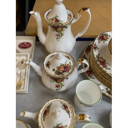 34 - A LARGE COLLECTION (OVER 100 PIECES) OF ROYAL ALBERT OLD COUNTRY ROSES TO INCLUDE TWO BOXED SETS OF ... 