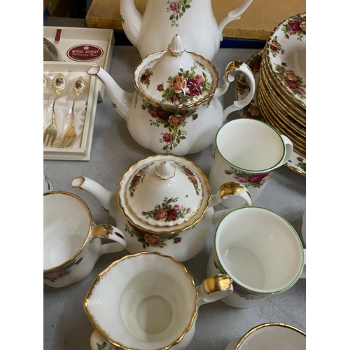 34 - A LARGE COLLECTION (OVER 100 PIECES) OF ROYAL ALBERT OLD COUNTRY ROSES TO INCLUDE TWO BOXED SETS OF ... 