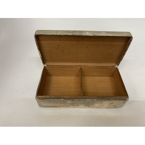 1 - A  HALLMARKED 1916 BIRMINGHAM SILVER BOX WITH WOOD INTERIOR AND GLASS BOTTOM, TOTAL WEIGHT 534g