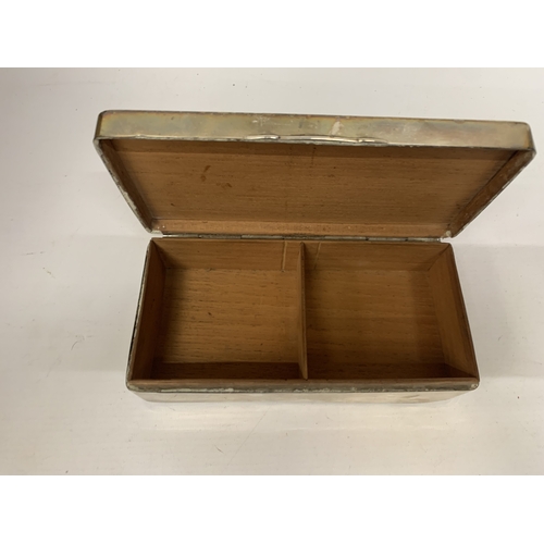 1 - A  HALLMARKED 1916 BIRMINGHAM SILVER BOX WITH WOOD INTERIOR AND GLASS BOTTOM, TOTAL WEIGHT 534g