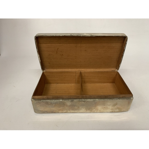 1 - A  HALLMARKED 1916 BIRMINGHAM SILVER BOX WITH WOOD INTERIOR AND GLASS BOTTOM, TOTAL WEIGHT 534g