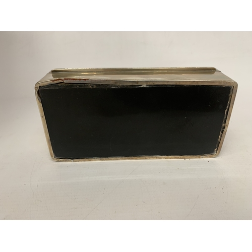 1 - A  HALLMARKED 1916 BIRMINGHAM SILVER BOX WITH WOOD INTERIOR AND GLASS BOTTOM, TOTAL WEIGHT 534g