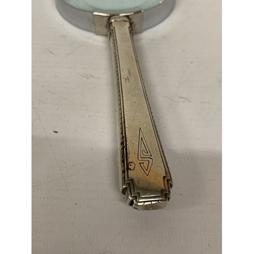 40A - A VINTAGE MAGNIFYING GLASS WITH SILVER HANDLE