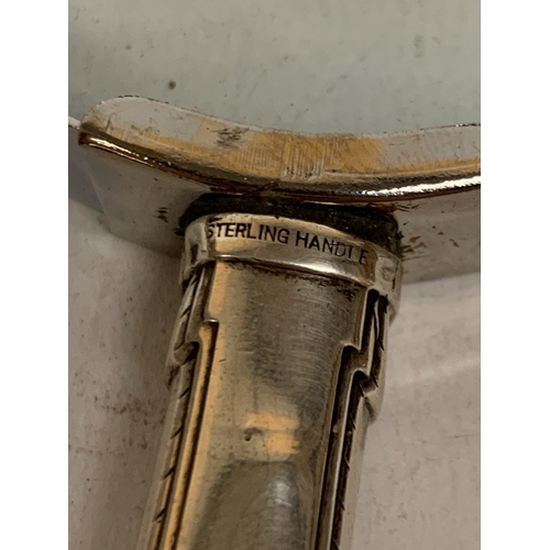 40A - A VINTAGE MAGNIFYING GLASS WITH SILVER HANDLE