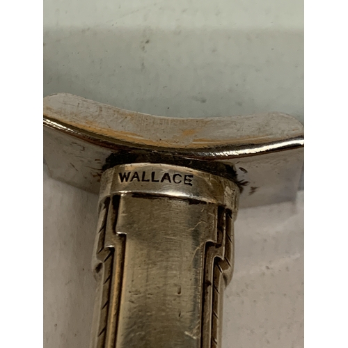 40A - A VINTAGE MAGNIFYING GLASS WITH SILVER HANDLE
