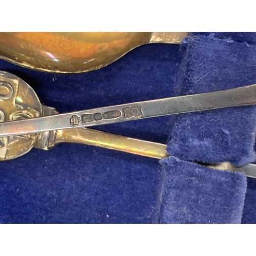 45A - A CASED SET OF SIX HALLMARKED SHEFFIELD TEASPOONS WITH ENAMEL DECORATION TO THE TOP WEIGHT 93G