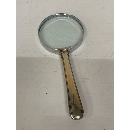 40A - A VINTAGE MAGNIFYING GLASS WITH SILVER HANDLE