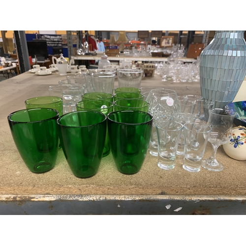 A QUANTITY OF GLASWARE TO INCLUDE GREEN TUMBLERS, WHISKY GLASSES ETC