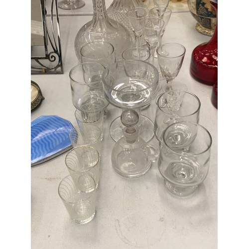 171 - A COLLECTION OF GLASSWARE TO INCLUDE TWO DECANTERS, SHERRY GLASSES, OIL BOTTLE, LIQUEUR GLASSES ETC
