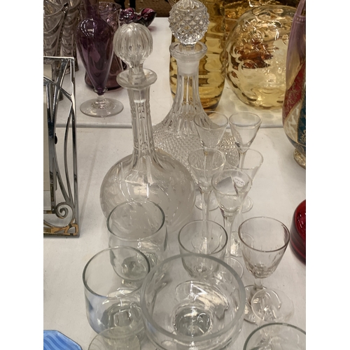 171 - A COLLECTION OF GLASSWARE TO INCLUDE TWO DECANTERS, SHERRY GLASSES, OIL BOTTLE, LIQUEUR GLASSES ETC