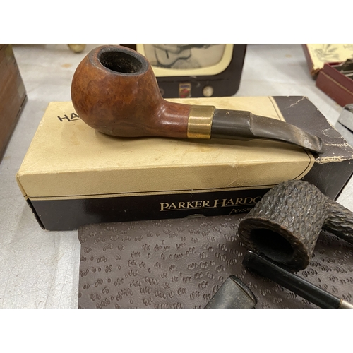 15 - A COLLECTION OF VINTAGE PIPES TO INCLUDE  A NATURAL WOOD/GOURD BOWL WIH ENGRAVED BRASS EMBELLISHMENT... 