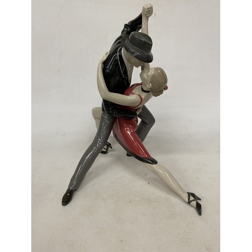 28 - A LLADRO PORCELAIN FIGURE TITLED 