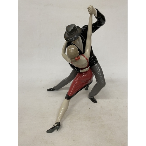 28 - A LLADRO PORCELAIN FIGURE TITLED 