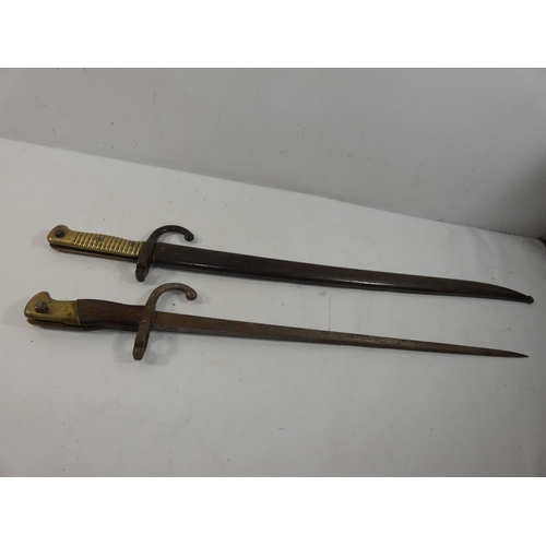 328 - A FRENCH CHASSEPOT BAYONET AND SCABBARD 56.5CM BLADE, LENGTH 71CM, FRENCH GRAS BAYONET