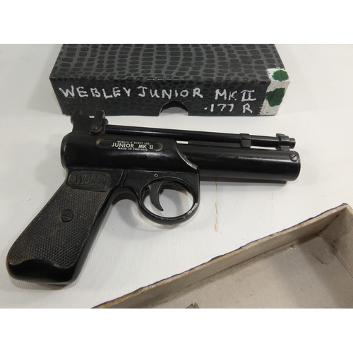 301 - A BOXED WEBLEY JUNIOR MKII 0.177 CALIBRE AIR PISTOL