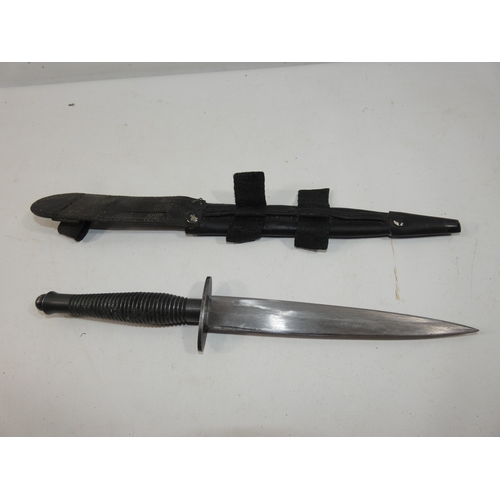 316 - A VINTAGE FAIRBIARN SYKES FIGHTING KNIFE AND SCABBARD 17.5CM BLADE LENGTH 34CM
