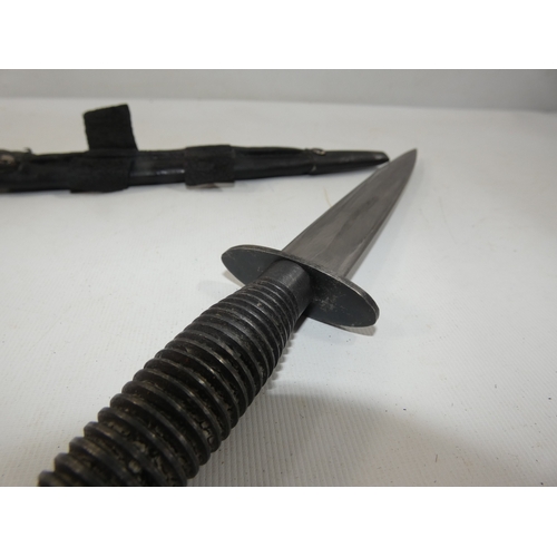 316 - A VINTAGE FAIRBIARN SYKES FIGHTING KNIFE AND SCABBARD 17.5CM BLADE LENGTH 34CM