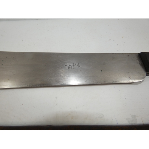 318 - A WORLD WAR II MILITARY MACHETTE AND SCABBARD 37CM BLADE DATED 1943, LENGTH 53CM