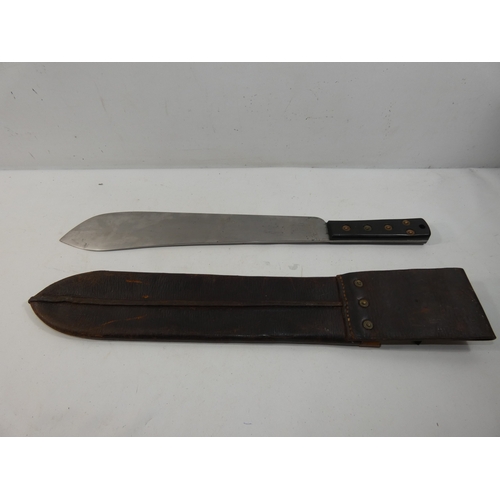 318 - A WORLD WAR II MILITARY MACHETTE AND SCABBARD 37CM BLADE DATED 1943, LENGTH 53CM