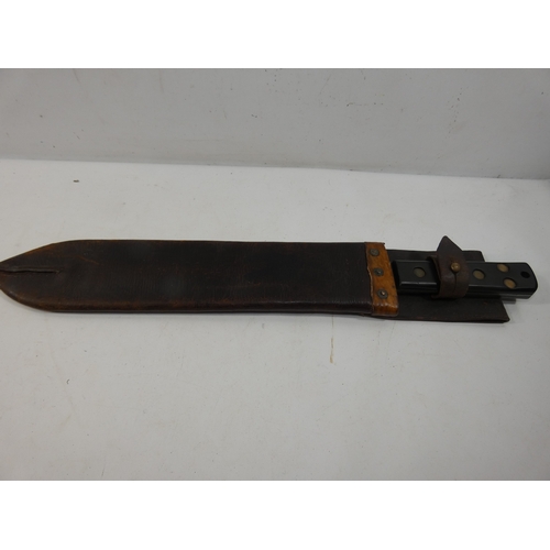 318 - A WORLD WAR II MILITARY MACHETTE AND SCABBARD 37CM BLADE DATED 1943, LENGTH 53CM