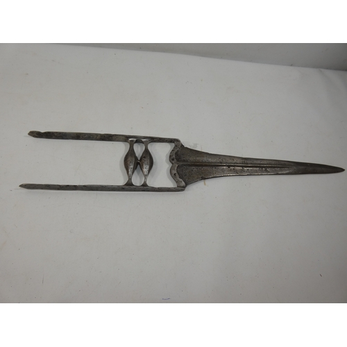 319 - A VINTAGE INDIAN KATAR 26CM BLADE LENGTH44CM