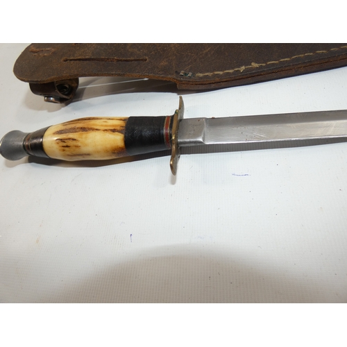 322 - A US ARMY FIGHTING KNIFE AND SCABBARD 17.5CM BLADE LENGTH 33CM, HUNTING KNIFE AND SCABBARD (2)