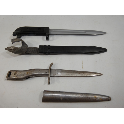 323 - A VINTAGE EAST GERMAN AK47 BAYONET AND SCABBARD , 20CM BLADE, LENGTH 33CM ALL STEEL FIGHTING KNIFE A... 