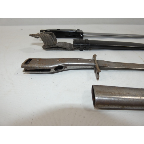 323 - A VINTAGE EAST GERMAN AK47 BAYONET AND SCABBARD , 20CM BLADE, LENGTH 33CM ALL STEEL FIGHTING KNIFE A... 