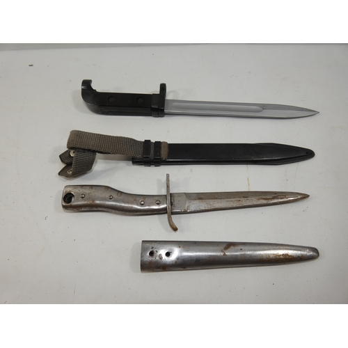 323 - A VINTAGE EAST GERMAN AK47 BAYONET AND SCABBARD , 20CM BLADE, LENGTH 33CM ALL STEEL FIGHTING KNIFE A... 
