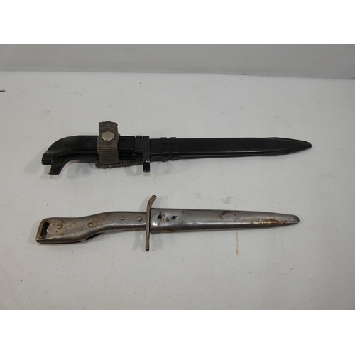 323 - A VINTAGE EAST GERMAN AK47 BAYONET AND SCABBARD , 20CM BLADE, LENGTH 33CM ALL STEEL FIGHTING KNIFE A... 