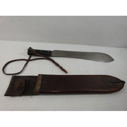 325 - A WORLD WAR II MACHETTE AND SCABBARD, 38CM BLADE DATED 1944, LENGTH 54CM