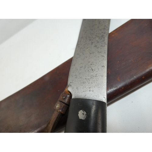 325 - A WORLD WAR II MACHETTE AND SCABBARD, 38CM BLADE DATED 1944, LENGTH 54CM