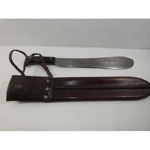 325 - A WORLD WAR II MACHETTE AND SCABBARD, 38CM BLADE DATED 1944, LENGTH 54CM