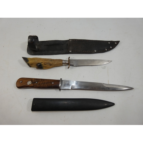 326 - A GERMAN FIGHTING KNIFE AND SCABBARD 17.5CM BLADE LENGTH 30CM, HUNTING KNIFE AND SCABBARD, DEERS FOO... 