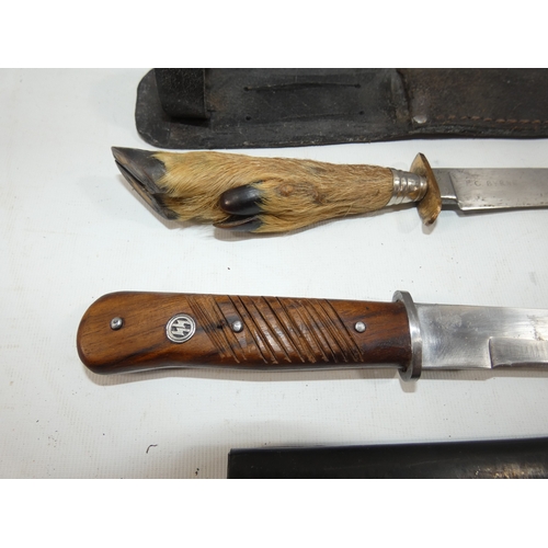 326 - A GERMAN FIGHTING KNIFE AND SCABBARD 17.5CM BLADE LENGTH 30CM, HUNTING KNIFE AND SCABBARD, DEERS FOO... 