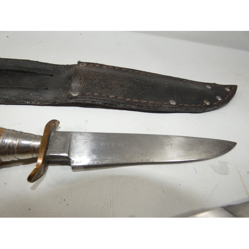 326 - A GERMAN FIGHTING KNIFE AND SCABBARD 17.5CM BLADE LENGTH 30CM, HUNTING KNIFE AND SCABBARD, DEERS FOO... 