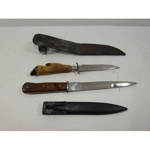 326 - A GERMAN FIGHTING KNIFE AND SCABBARD 17.5CM BLADE LENGTH 30CM, HUNTING KNIFE AND SCABBARD, DEERS FOO... 