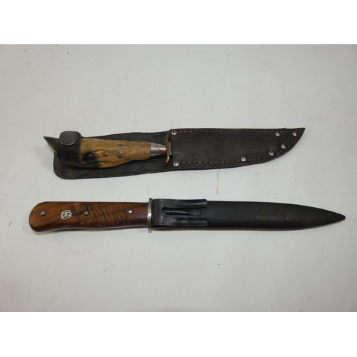 326 - A GERMAN FIGHTING KNIFE AND SCABBARD 17.5CM BLADE LENGTH 30CM, HUNTING KNIFE AND SCABBARD, DEERS FOO... 