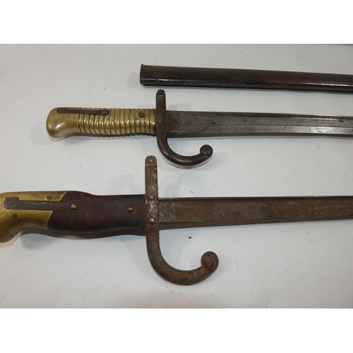 328 - A FRENCH CHASSEPOT BAYONET AND SCABBARD 56.5CM BLADE, LENGTH 71CM, FRENCH GRAS BAYONET