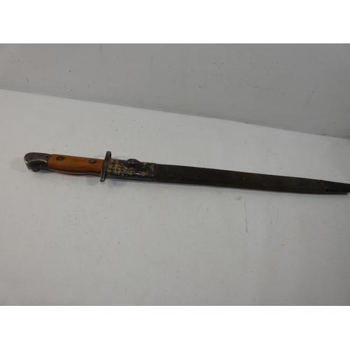 329 - A WORLD WAR I 1907 PATTERN BAYONET AND SCABBARD, 42.5 BLADE, LENGTH 58CM