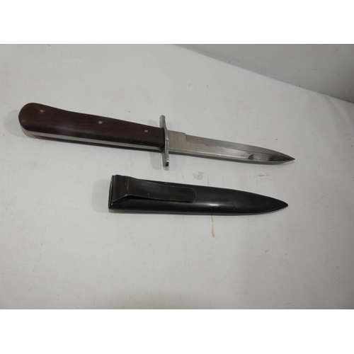 335 - A GERMAN FIGHTING KNIFE AND SCABBARD, 17CM BLADE, LENGTH 31CM