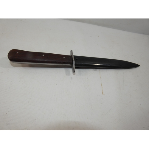 335 - A GERMAN FIGHTING KNIFE AND SCABBARD, 17CM BLADE, LENGTH 31CM