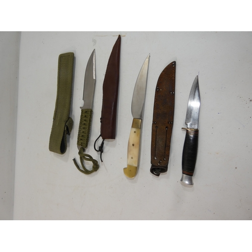 340 - A COLLECTION OF THREE HUNTING KNIVES AND SCABBARDS, BLADES FROM 7.5CM TO 11CM