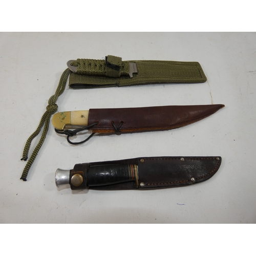 340 - A COLLECTION OF THREE HUNTING KNIVES AND SCABBARDS, BLADES FROM 7.5CM TO 11CM