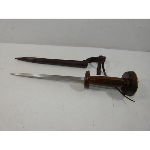 345 - A 20TH CENTURY POIGNARD DAGGER AND SCABBARD, 23CM BLADE, WOODEN GRIP WITH BRASS DECORATION, LENGTH 3... 