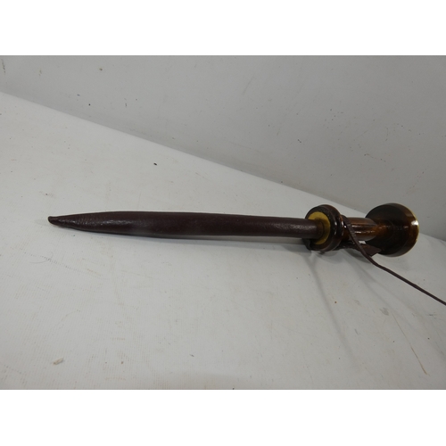 345 - A 20TH CENTURY POIGNARD DAGGER AND SCABBARD, 23CM BLADE, WOODEN GRIP WITH BRASS DECORATION, LENGTH 3... 
